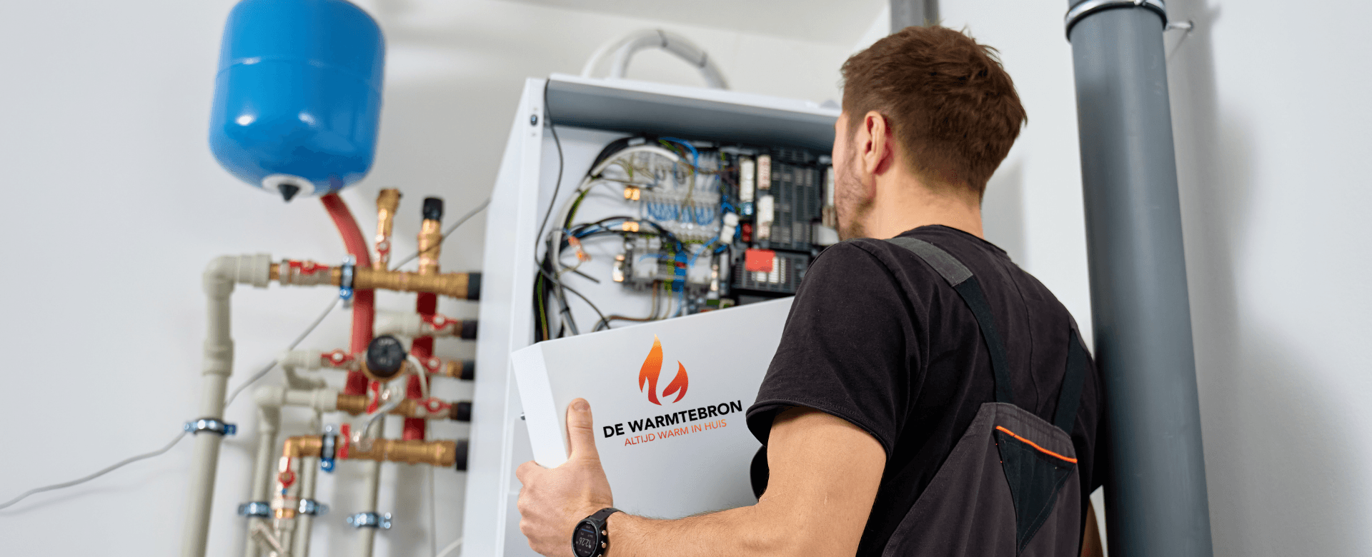 Monteur van De Warmtebron aan het werk