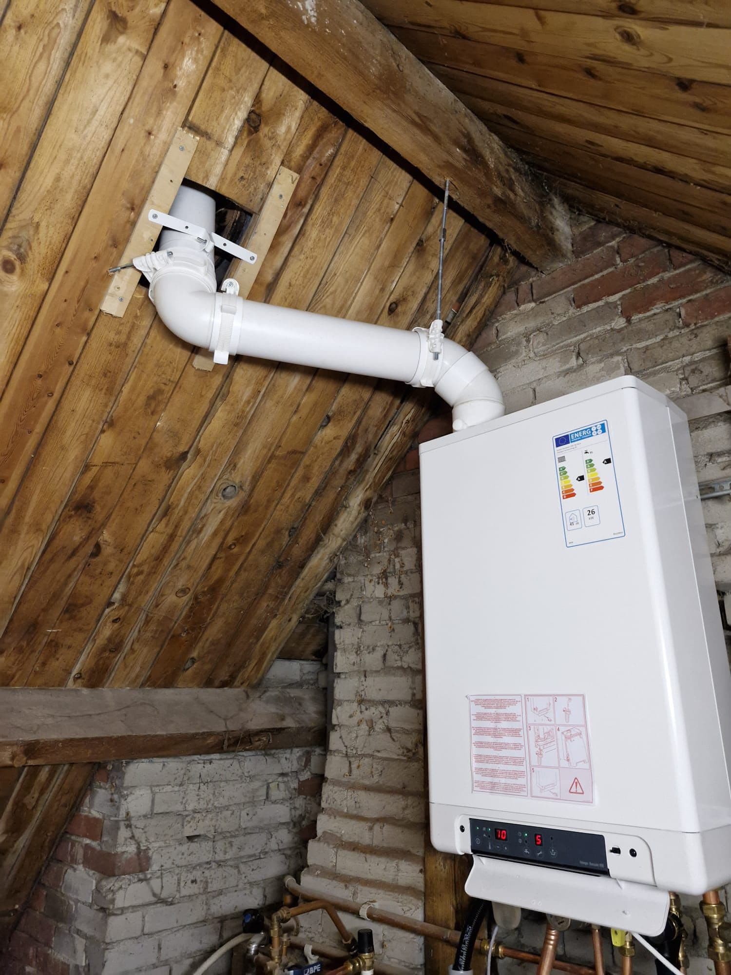 CV-ketel met nieuwe rookgasafvoer op zolder